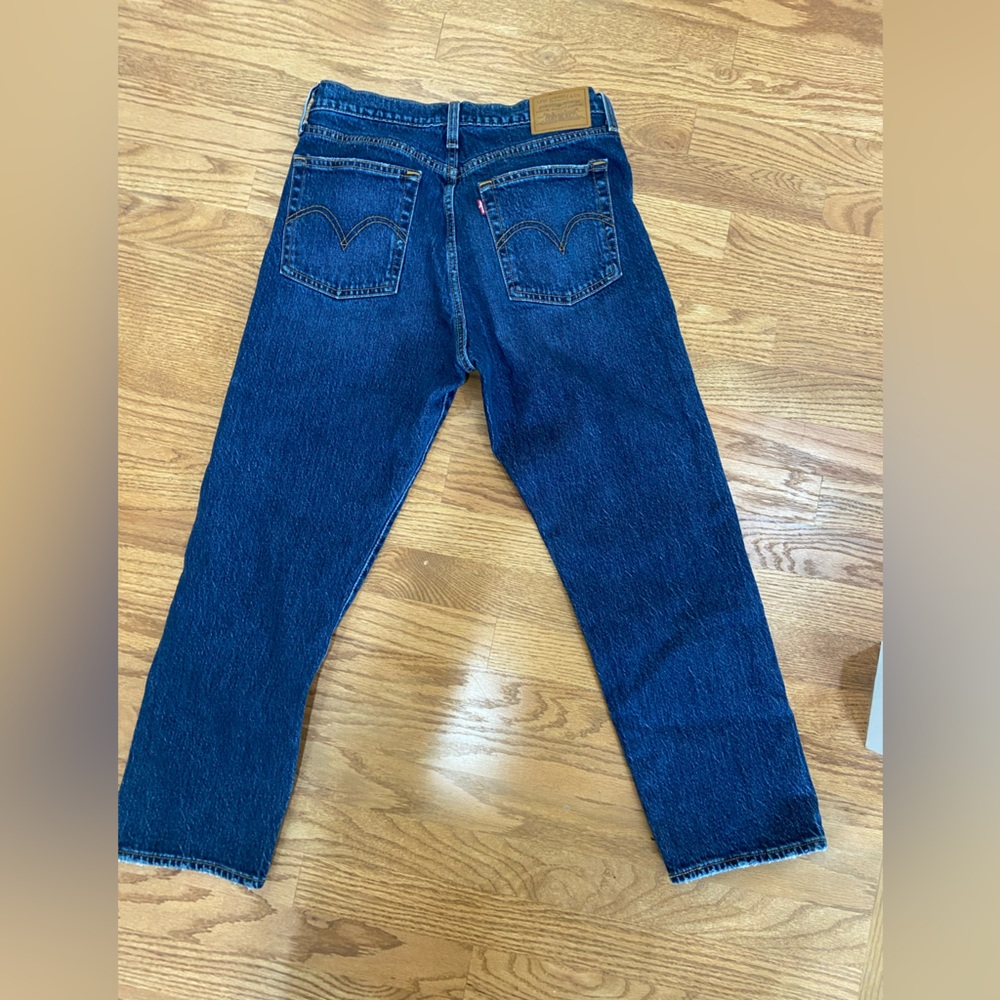 Levi's Women's Wedgie Straight Leg Jeans 28 x 26
EUC - Picture 6 of 8